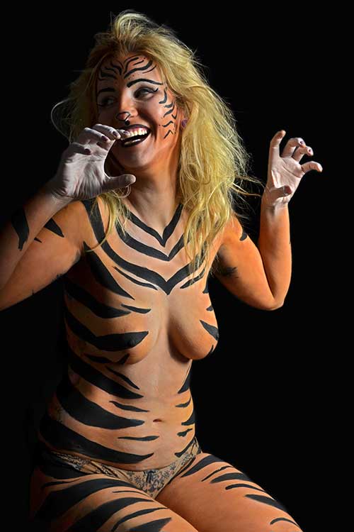 Bodypainting mit Tigermotiv als Beispiel für eine mögliche Bildwirkung