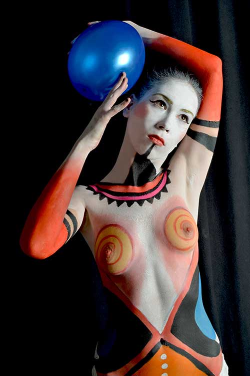 Bodypainting mit grafischen Farbflächen als Beispiel für Deluxe